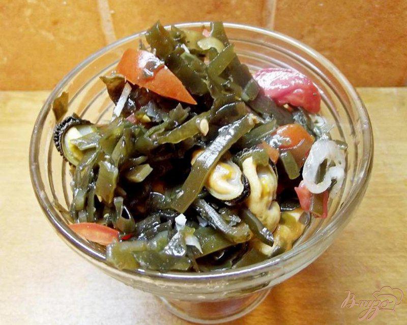 Фото приготовление рецепта: Салат из морской капусты с морепродуктами шаг №4