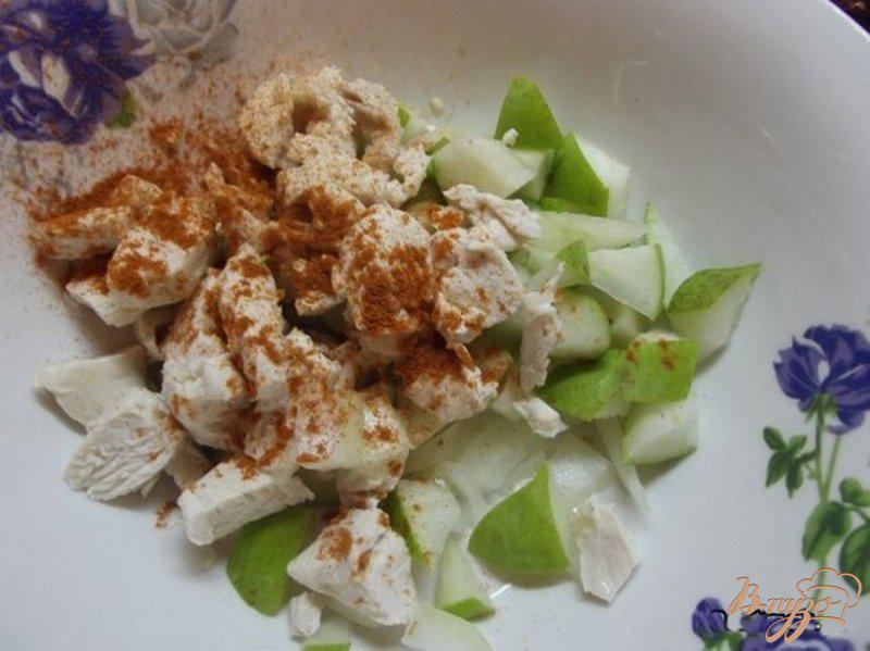 Фото приготовление рецепта: Салат с грушей мясной шаг №3