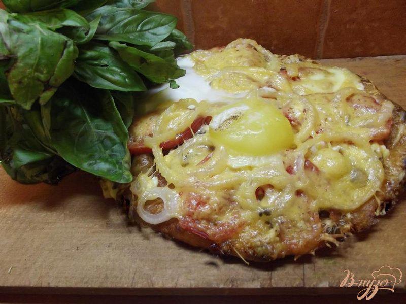 Фото приготовление рецепта: Пицца грибная с яйцом шаг №6