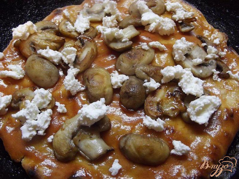 Фото приготовление рецепта: Пицца грибная с яйцом шаг №3