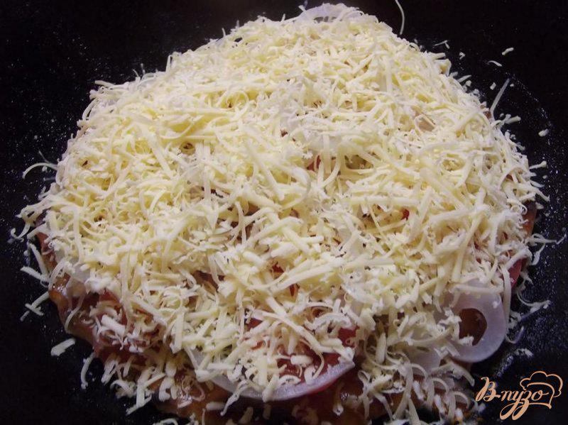 Фото приготовление рецепта: Пицца грибная с яйцом шаг №5