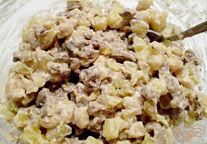 Фото приготовление рецепта: Салат печеночный с зелеными оливками шаг №3