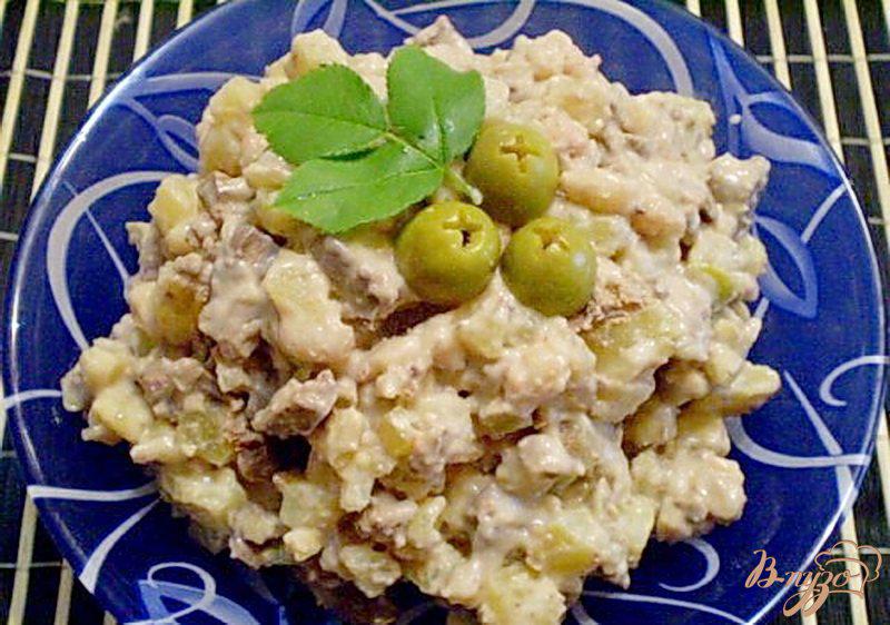 Фото приготовление рецепта: Салат печеночный с зелеными оливками шаг №4