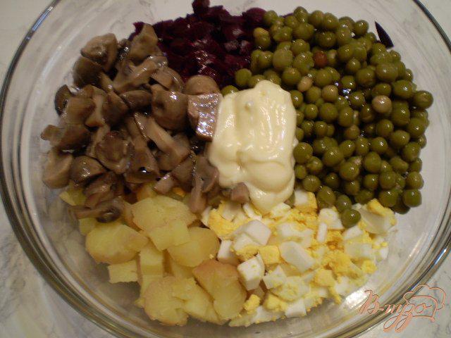 Фото приготовление рецепта: Овощной салат с шампиньонами шаг №2