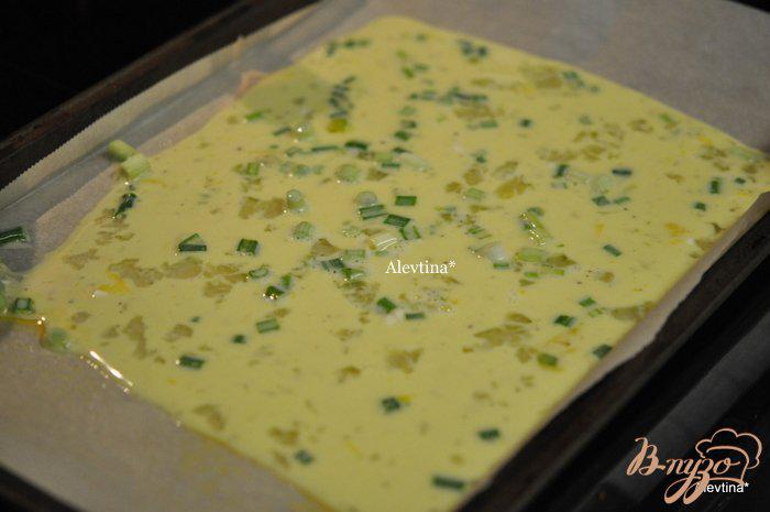 Фото приготовление рецепта: Омлет- рулет с зеленым луком шаг №3