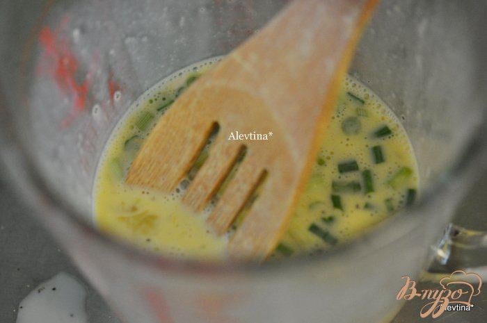 Фото приготовление рецепта: Омлет- рулет с зеленым луком шаг №2