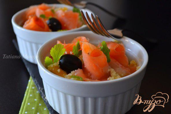 Фото приготовление рецепта: Салат с крупой , маслинами и копченой семгой шаг №4