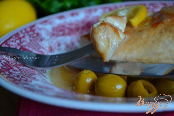 Фото приготовление рецепта: Куриные грудки в пивном соусе с оливками шаг №6