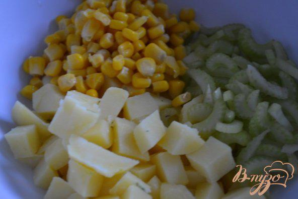 Фото приготовление рецепта: Картофельный салат с корнишонами шаг №2