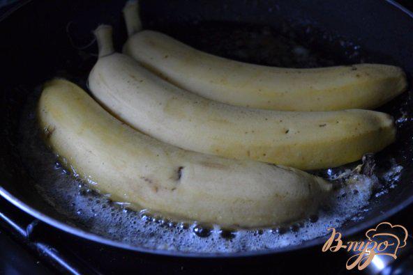 Фото приготовление рецепта: Банановые лодочки крамбль шаг №3