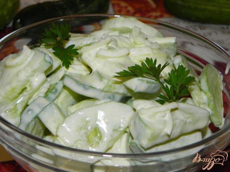 Фото приготовление рецепта: Огуречный салат с луком и сметаной шаг №5