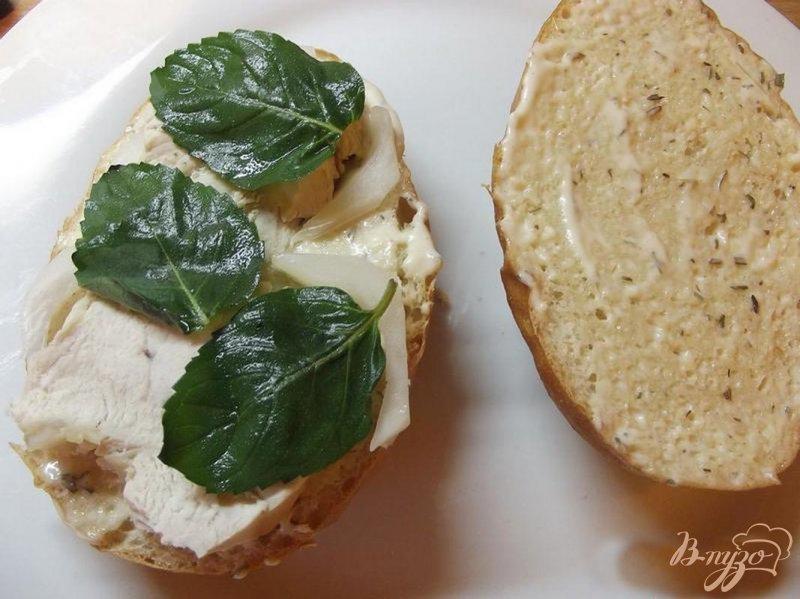 Фото приготовление рецепта: Сэндвич куриный с мятой шаг №5