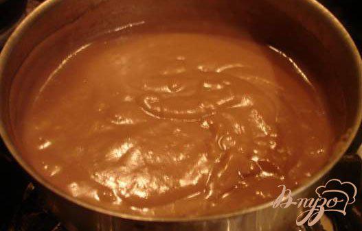 Фото приготовление рецепта: Шоколадный десерт с персиком и шоколадной стружкой шаг №4