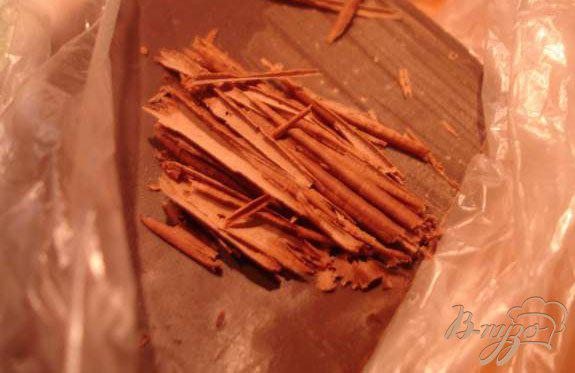 Фото приготовление рецепта: Шоколадный десерт с персиком и шоколадной стружкой шаг №5