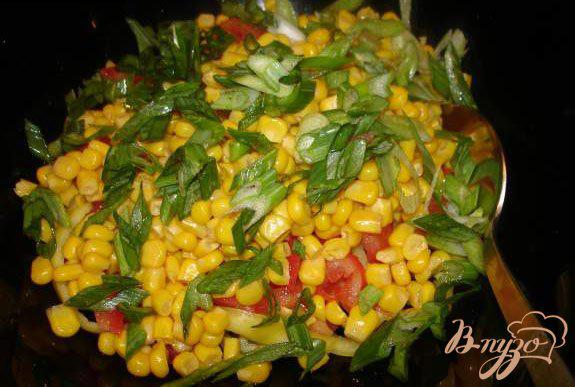 Фото приготовление рецепта: Легкий салат с сушеными кальмарами шаг №4