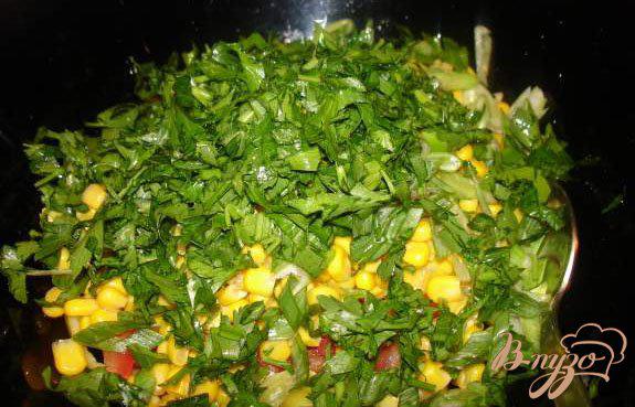 Фото приготовление рецепта: Легкий салат с сушеными кальмарами шаг №5