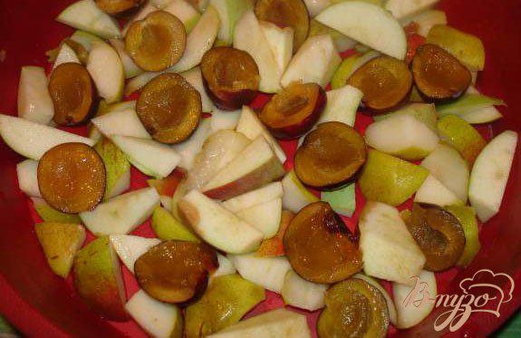 Фото приготовление рецепта: Cадовая клафутти с грушей, яблоком и сливой шаг №3