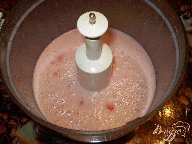 Фото приготовление рецепта: Земляничный йогурт шаг №7