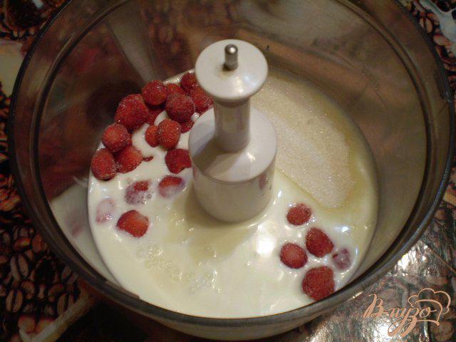 Фото приготовление рецепта: Земляничный йогурт шаг №6