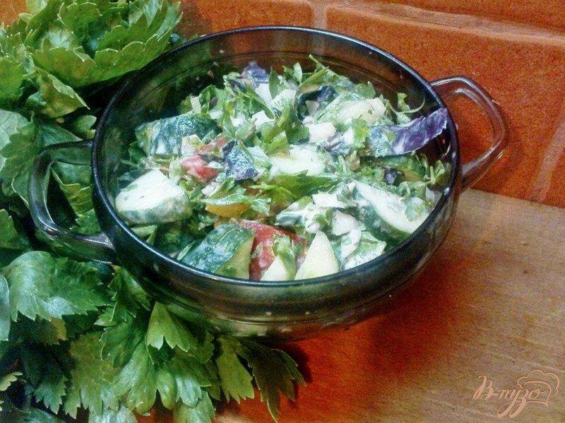 Фото приготовление рецепта: Овощной салат с чесноком шаг №7