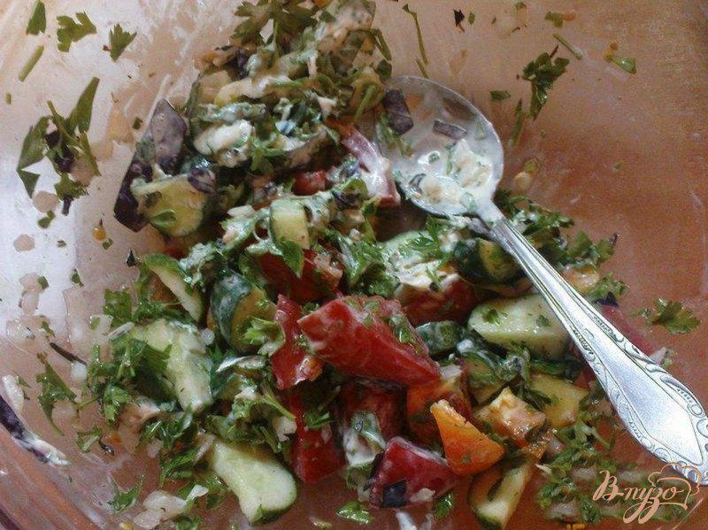 Фото приготовление рецепта: Овощной салат с чесноком шаг №6