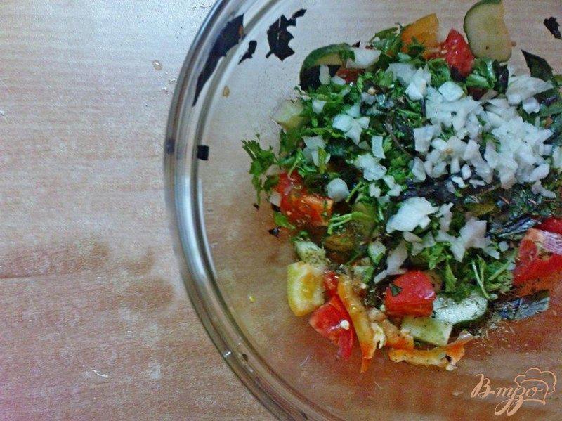 Фото приготовление рецепта: Овощной салат с чесноком шаг №5