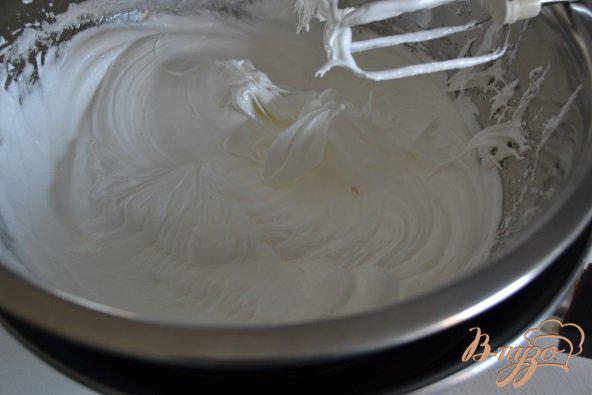 Фото приготовление рецепта: Бисквитный торт с меренгой шаг №9