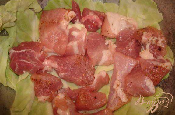 Фото приготовление рецепта: Мясо под капустным листом шаг №4