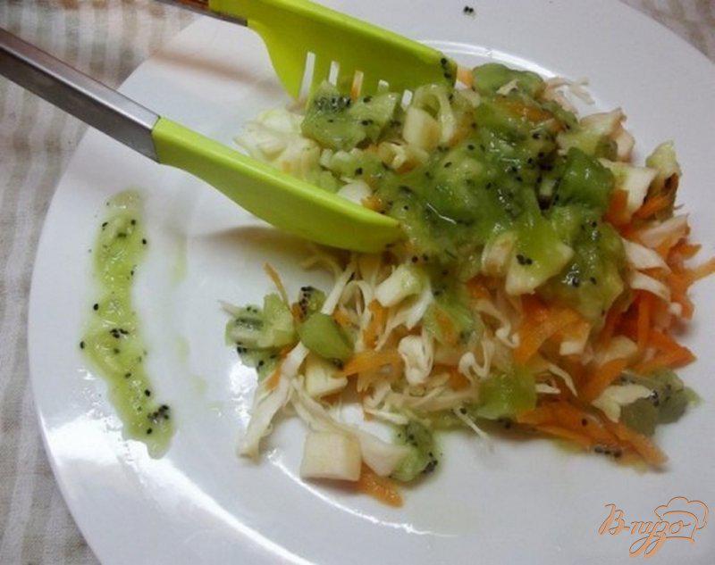Фото приготовление рецепта: Салат овощной с киви шаг №8