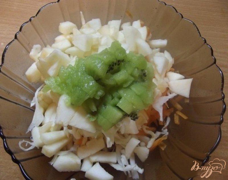 Фото приготовление рецепта: Салат овощной с киви шаг №5