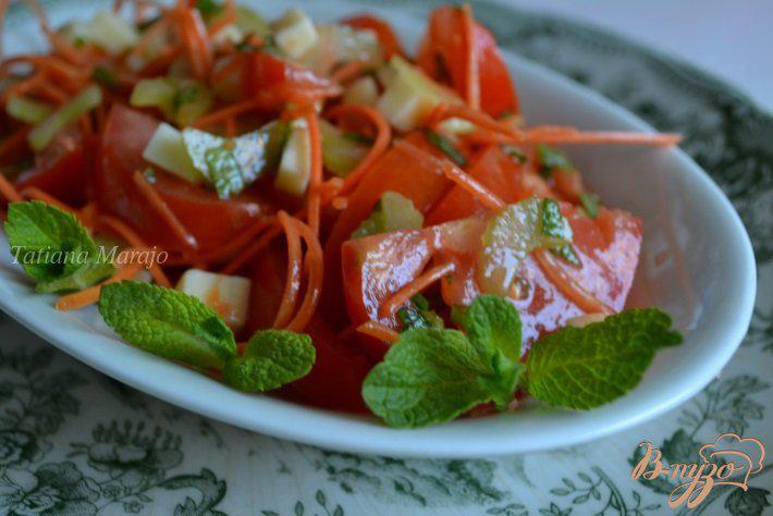 Фото приготовление рецепта: Овощной салат с  сыром и мятой шаг №4