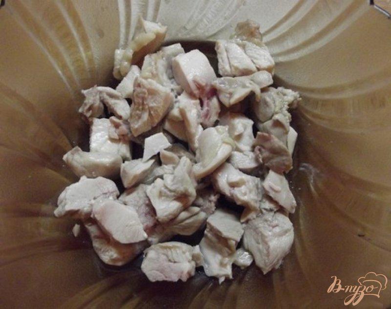 Фото приготовление рецепта: Мясной салат с киви шаг №1