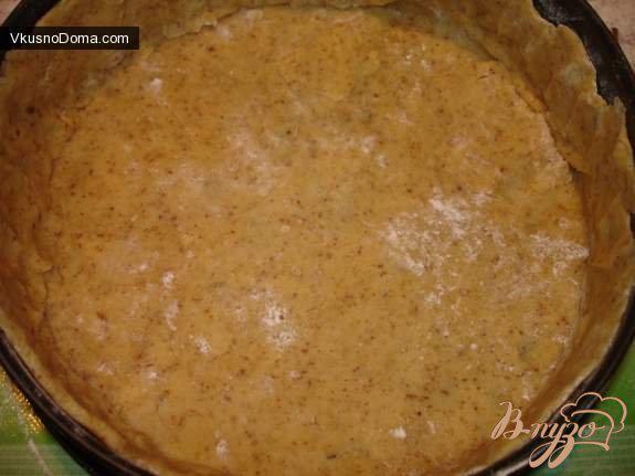 Фото приготовление рецепта: Ореховый пирог с черемшой, беконом и яйцом шаг №1