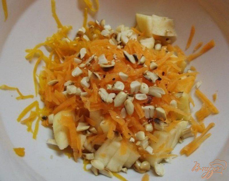 Фото приготовление рецепта: Салат из тыквы с арахисом шаг №7