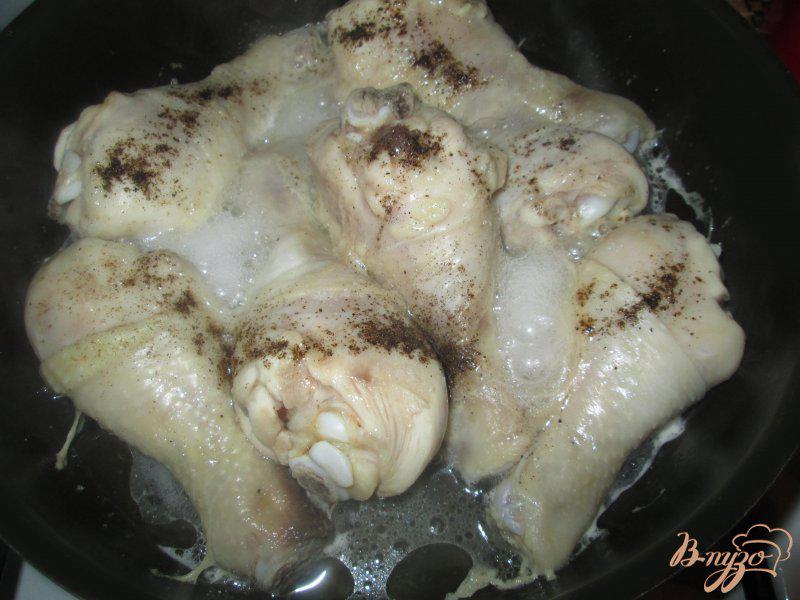Фото приготовление рецепта: Жареная голень цыпленка с базиликом и чесноком шаг №4
