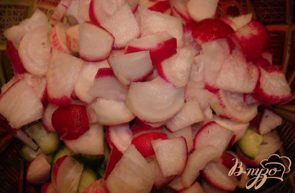 Фото приготовление рецепта: Салат из молодой редиски и огурца шаг №2