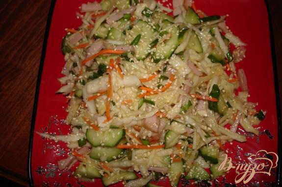Фото приготовление рецепта: Салат капустный с кунжутом шаг №2