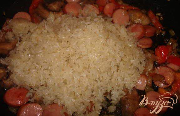 Фото приготовление рецепта: Сливочная Паэлья с сосисками и грибами шаг №2