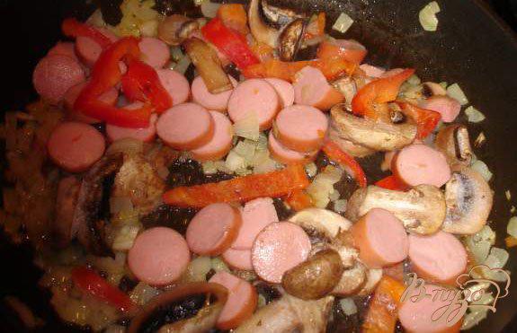 Фото приготовление рецепта: Сливочная Паэлья с сосисками и грибами шаг №1