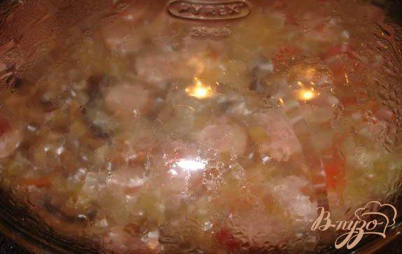 Фото приготовление рецепта: Сливочная Паэлья с сосисками и грибами шаг №3