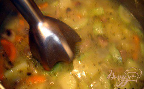 Фото приготовление рецепта: Грибной суп-пюре с кабачком и сухариками шаг №8