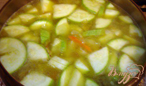 Фото приготовление рецепта: Грибной суп-пюре с кабачком и сухариками шаг №6