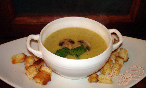 Фото приготовление рецепта: Грибной суп-пюре с кабачком и сухариками шаг №9