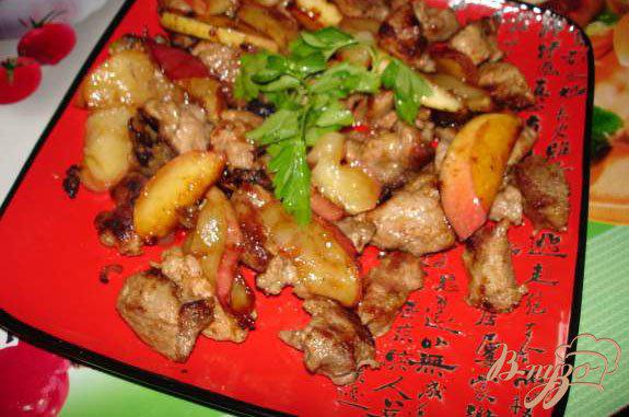 Фото приготовление рецепта: Свинина с карамелизированными яблоками шаг №4