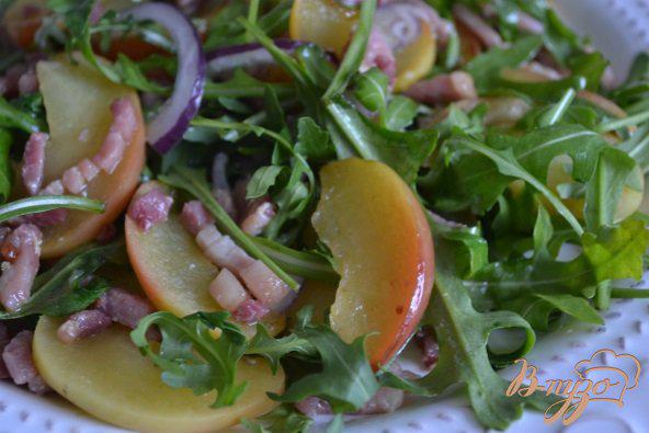 Фото приготовление рецепта: Салат с яблоком и ветчиной шаг №4