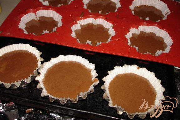 Фото приготовление рецепта: Шоколадные маффины с кремом Тоффи шаг №3