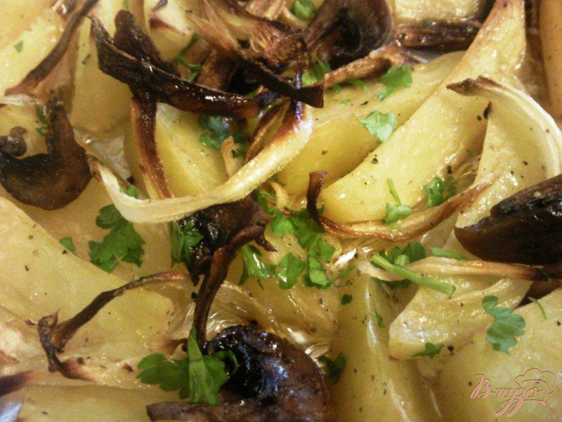 Фото приготовление рецепта: Запеченный картофель с грибами и луком шаг №4