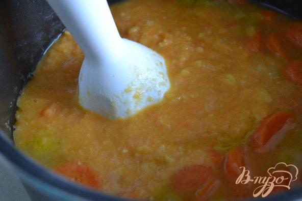 Фото приготовление рецепта: Морковный суп-пюре с горохом нут шаг №4