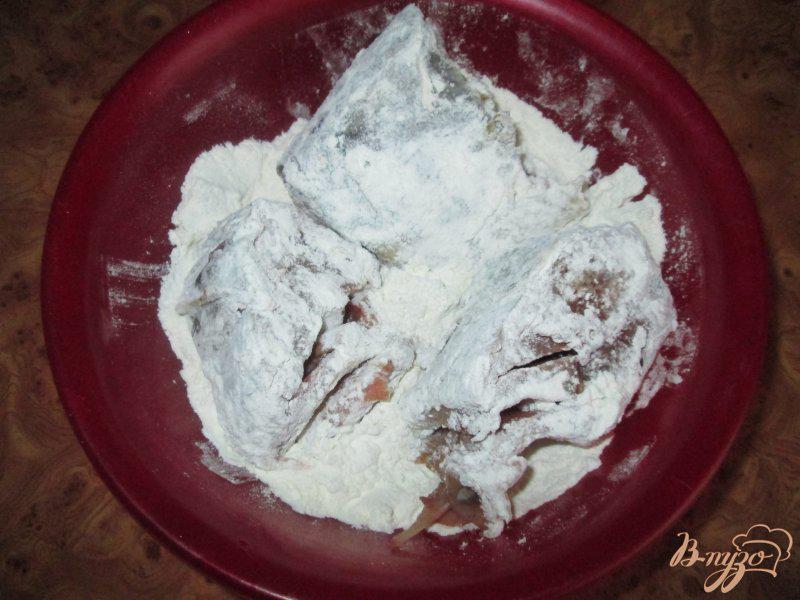 Фото приготовление рецепта: Горбуша под шубкой из майонеза и сыра шаг №2
