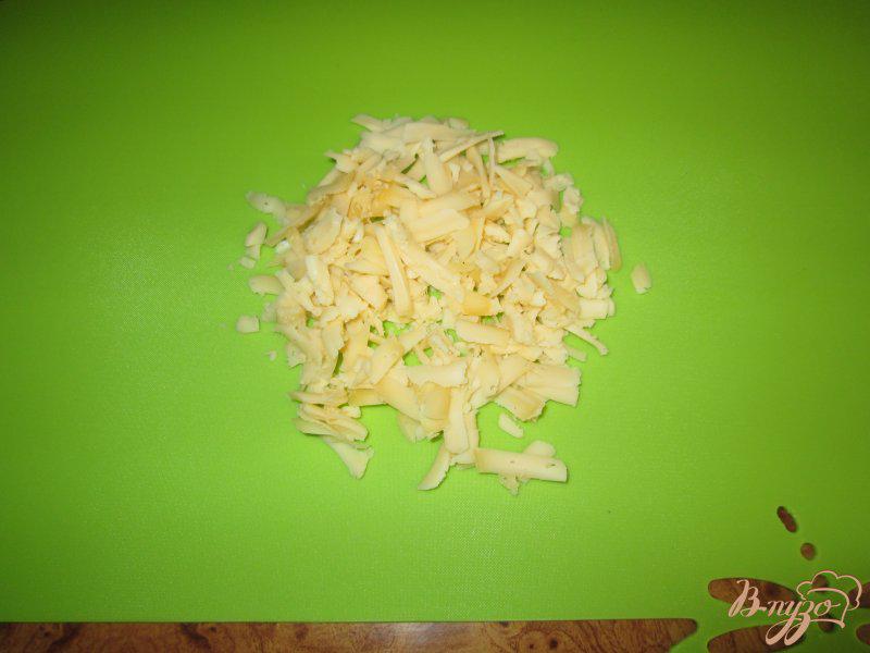 Фото приготовление рецепта: Горбуша под шубкой из майонеза и сыра шаг №9